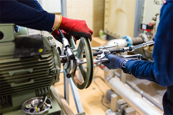 写真：作業回転機器の分解整備・保守点検